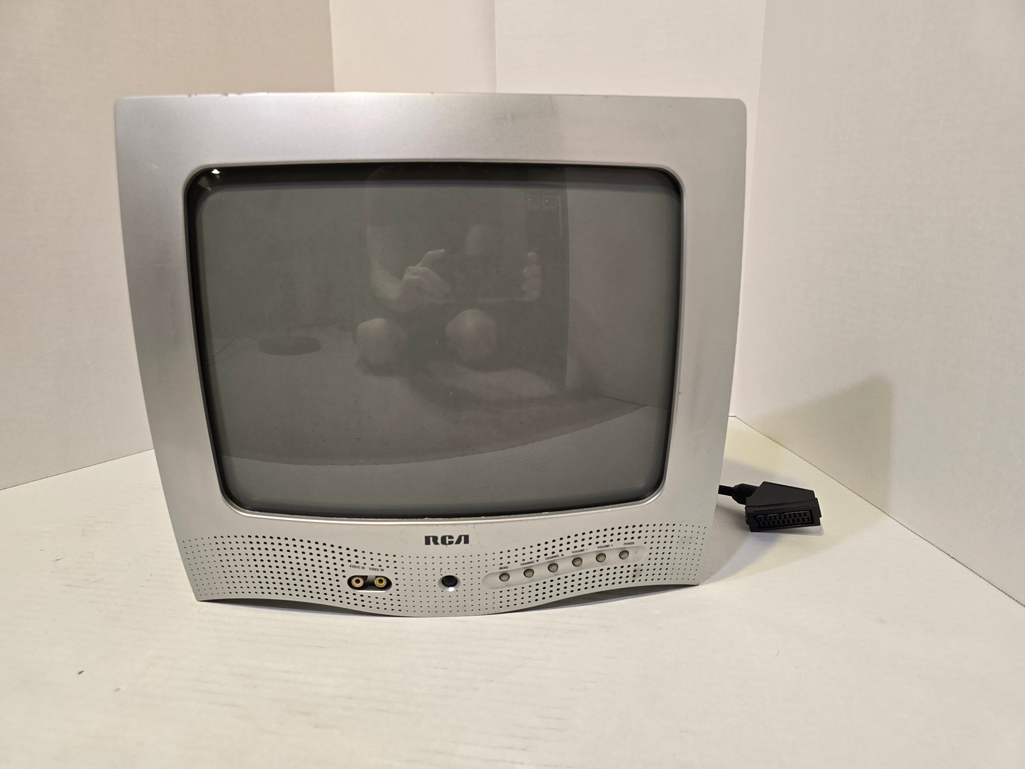 13" RCA E13320