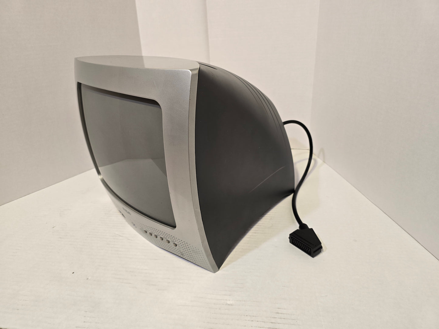 13" RCA E13320